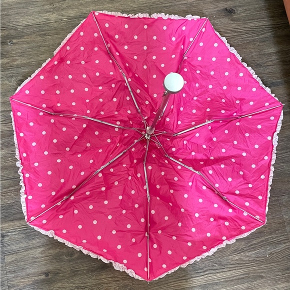 ☂️ ☀️ Vintage Pink Ruffle Trim Polka Dot Compact Umbrella - Picture 6 of 9